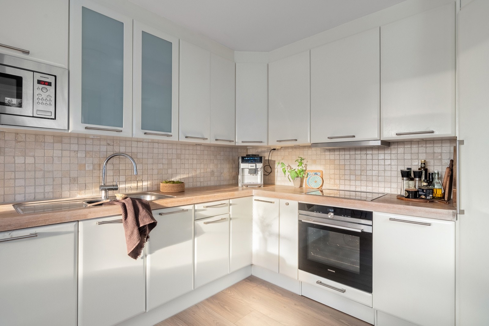 Kjøkkenet har gjennomtenkte løsninger med godt med skuffer, skap og benkeplass.