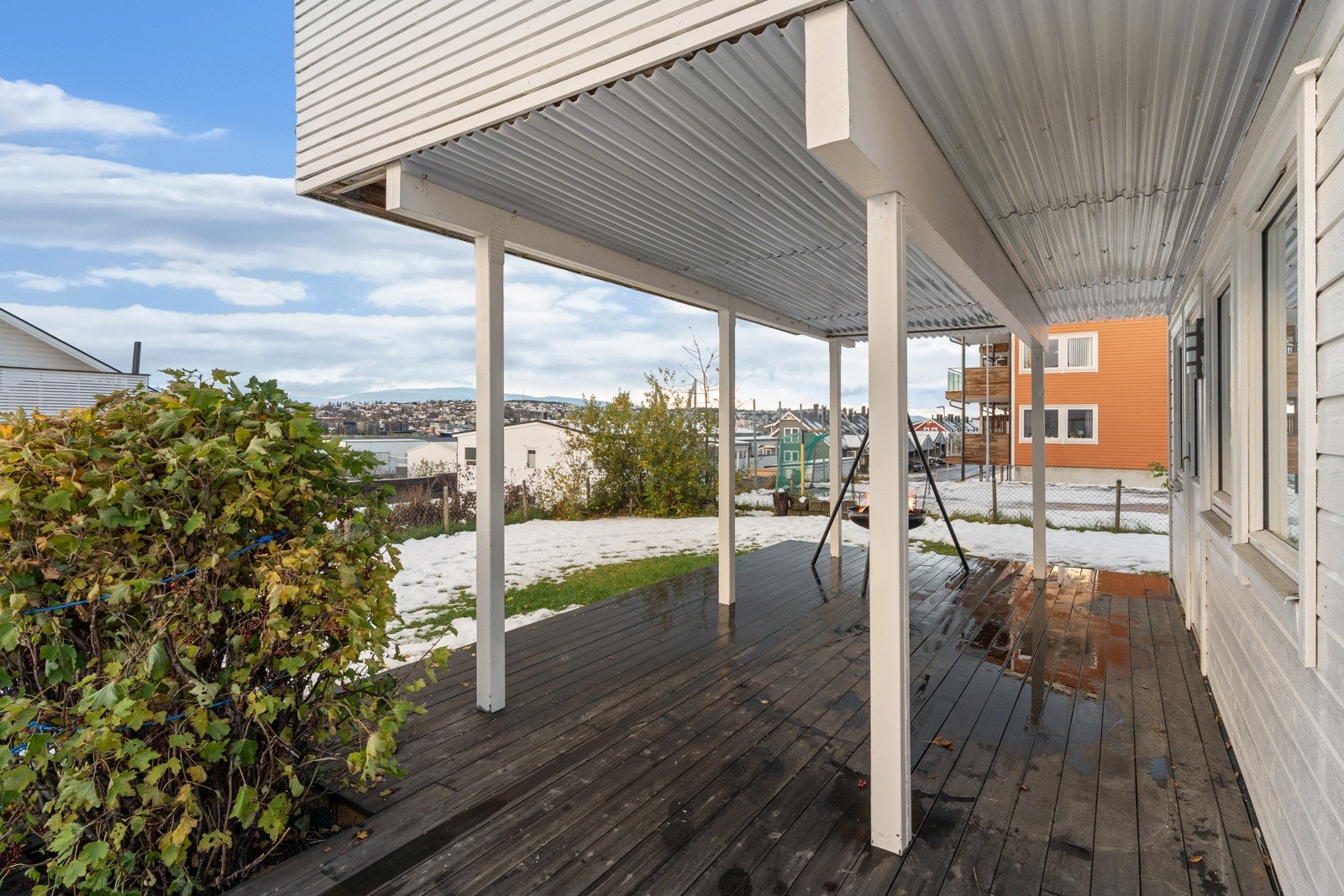 Eiendommen grenser mot felles friareal med fotballbane og boltreplass for barna.