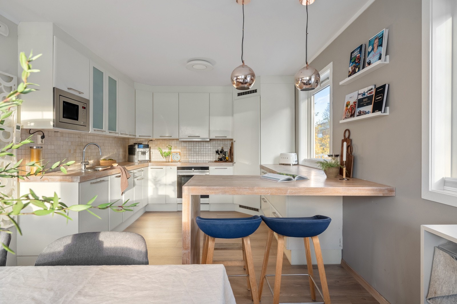 Det er barløsning mot spisestue med to sitteplasser, som gjør det enkelt å hjelpe barna med leksene eller å underholde gjestene mens man tilbereder maten.