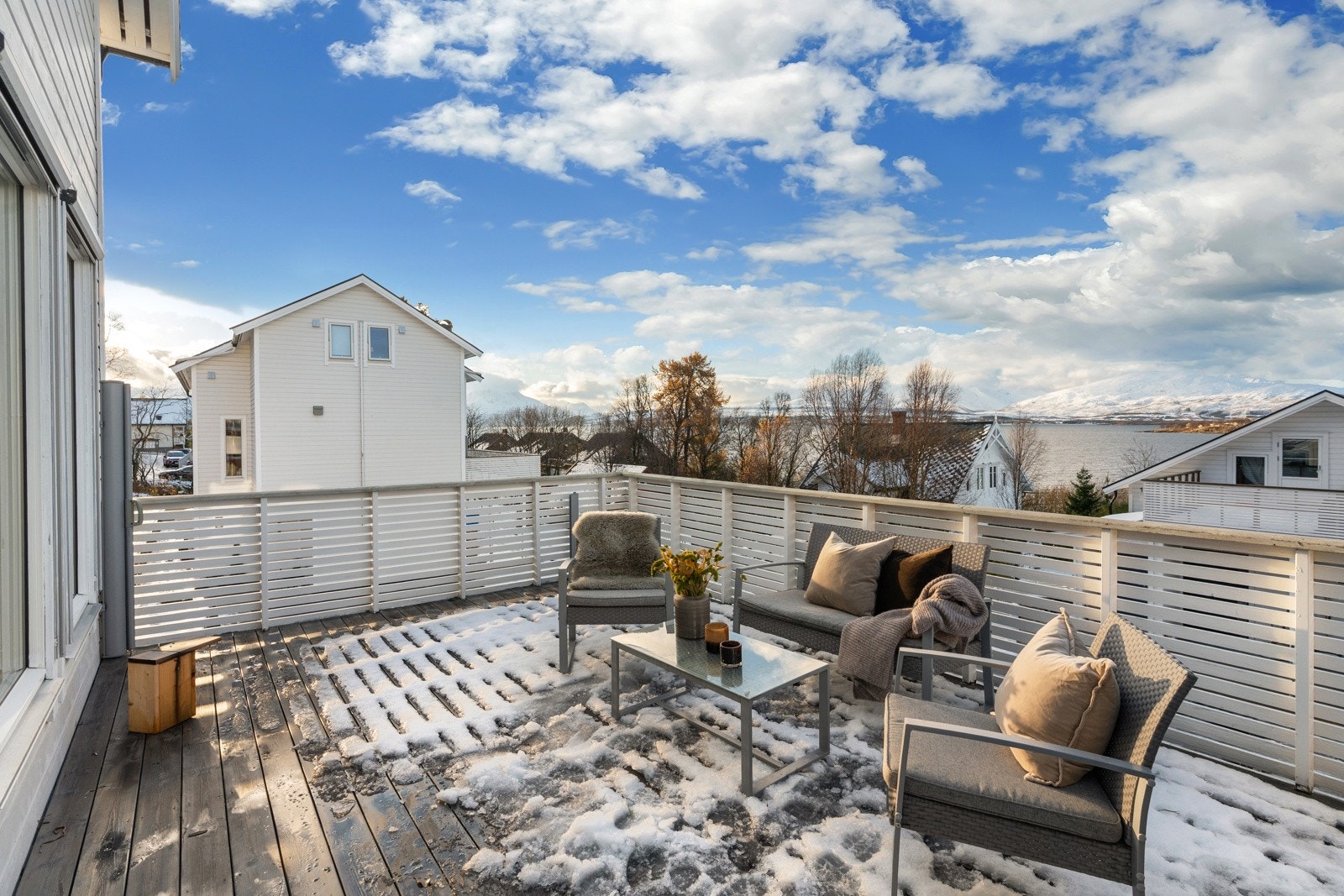 Fra stue er det utgang til en stor, vestvendt veranda med god plass til hagemøbler og grill.