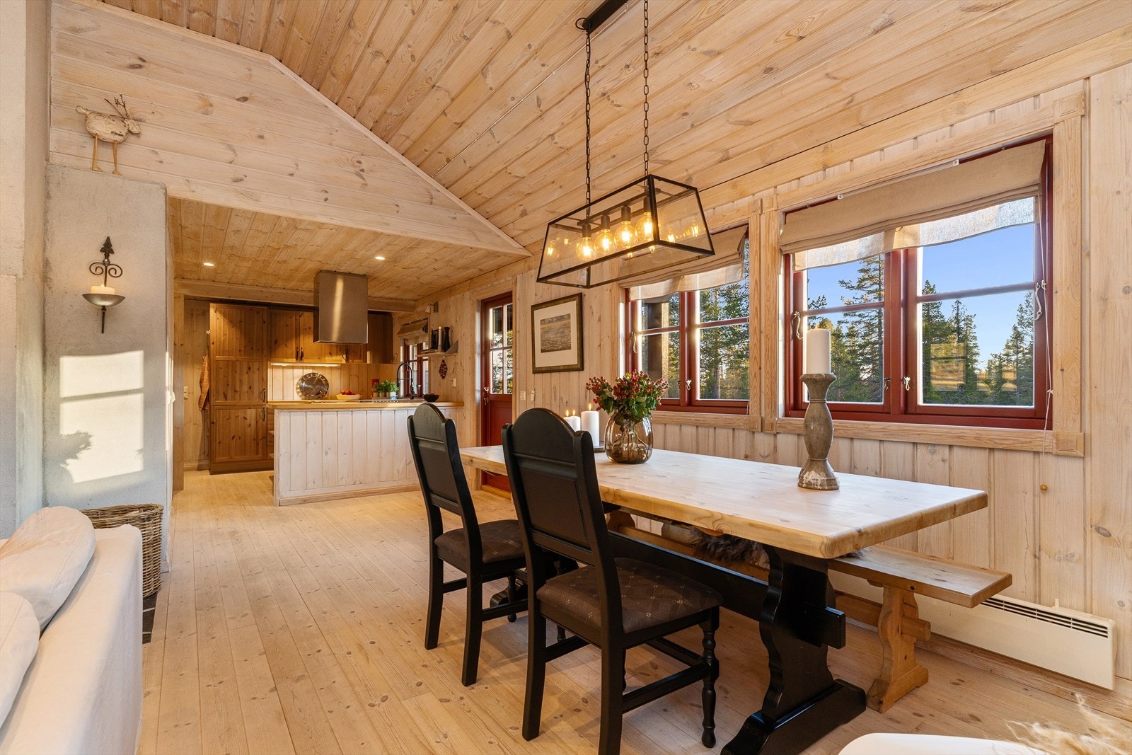 Den åpne løsningen mot kjøkkenet gjør det til et sosialt rom med en åpen og hyggelig atmosfære. Galleribilde