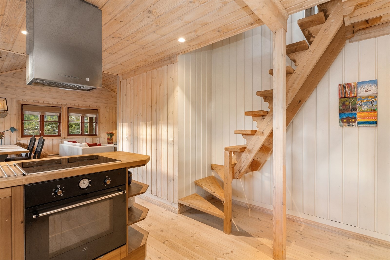 Fra entreen er det adkomst til kjøkkenet og spisestuen, som ligger i åpen løsning. Galleribilde