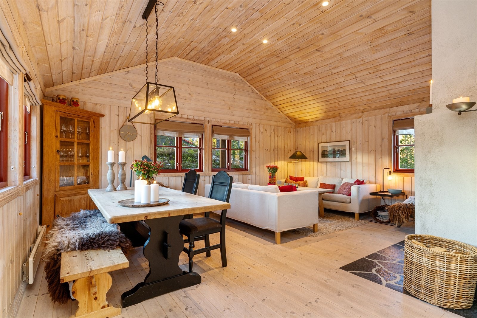 I spisestuen er det rom for et stort spisebord slik at du kan invitere flere gjester. Galleribilde