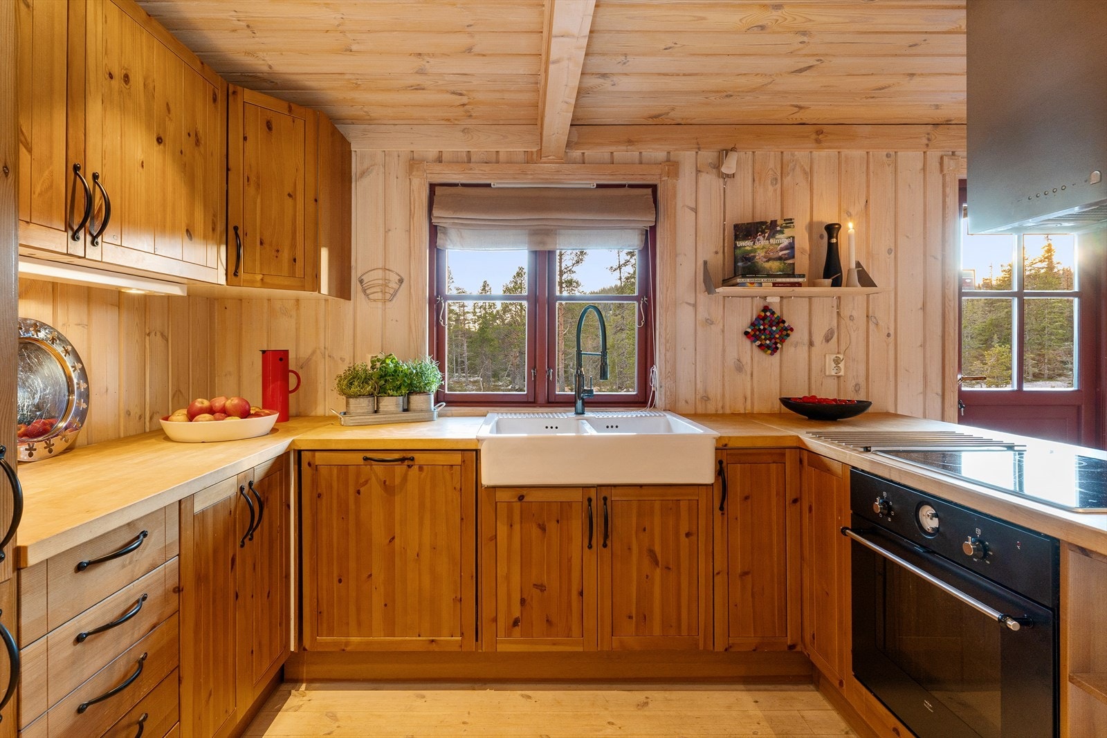 Innredningen har effektive arbeidsflater og god oppbevaringsplass i skuffer og skap. Galleribilde