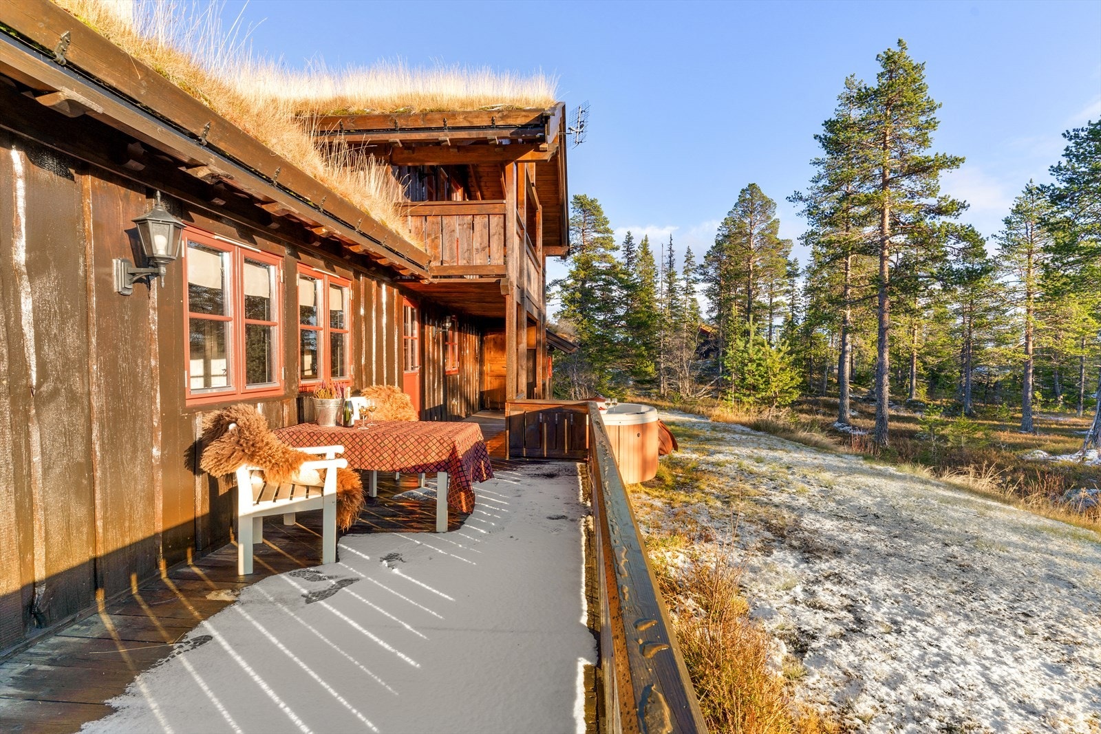 Hytta har i tillegg en praktisk sportsbod med adkomst fra terrassen. Galleribilde