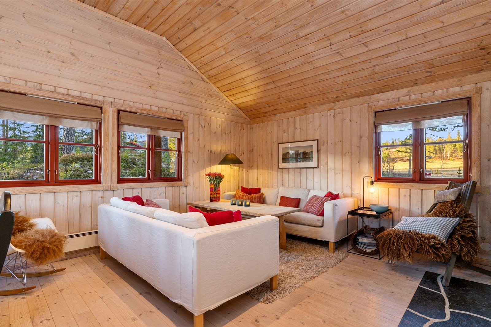 Stuen er romslig, og åpner opp for ulike møbleringsalternativer med en stor og komfortabel sofakrok, underholdningsavdeling og lenestoler, der en kan sitte å nyte en god bok. Galleribilde