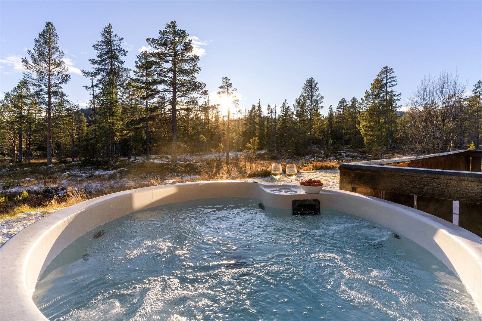 Her kan man sitte å nyte fjellluften og den stille susen av vinden i trærne. Galleribilde