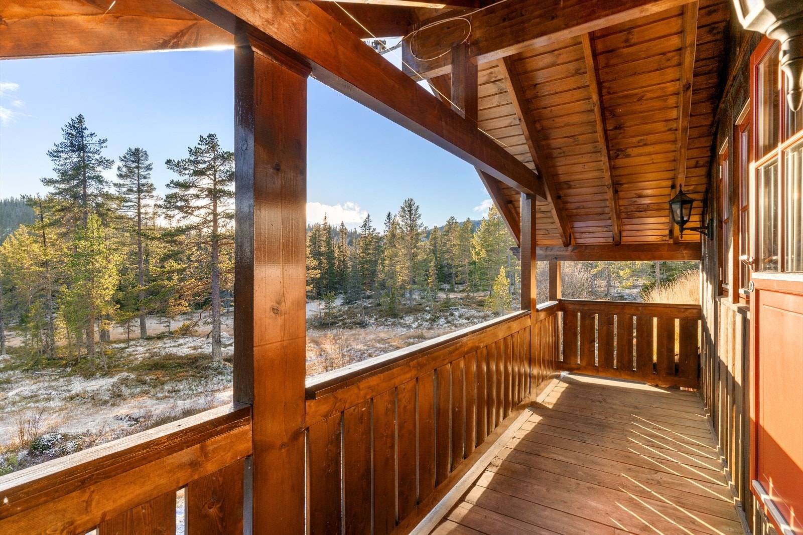 Fra stuen i andre etasje er det direkte utgang til en hyggelig, overbygget balkong med rom for en liten sittegruppe. Galleribilde