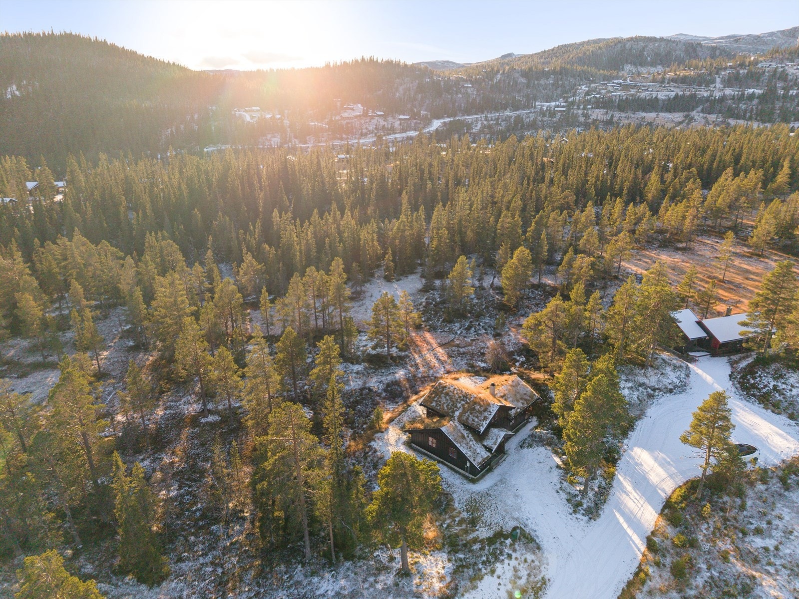 Hyttens beliggenhet sørger for gode solforhold og skjermet beliggenhet, noe som gjør det enkelt å nyte tiden utendørs, enten du slapper av på terrassen, tar en rolig piknik i lyngen eller nyter en middag utendørs etter en dag med aktiviteter. Galleribilde