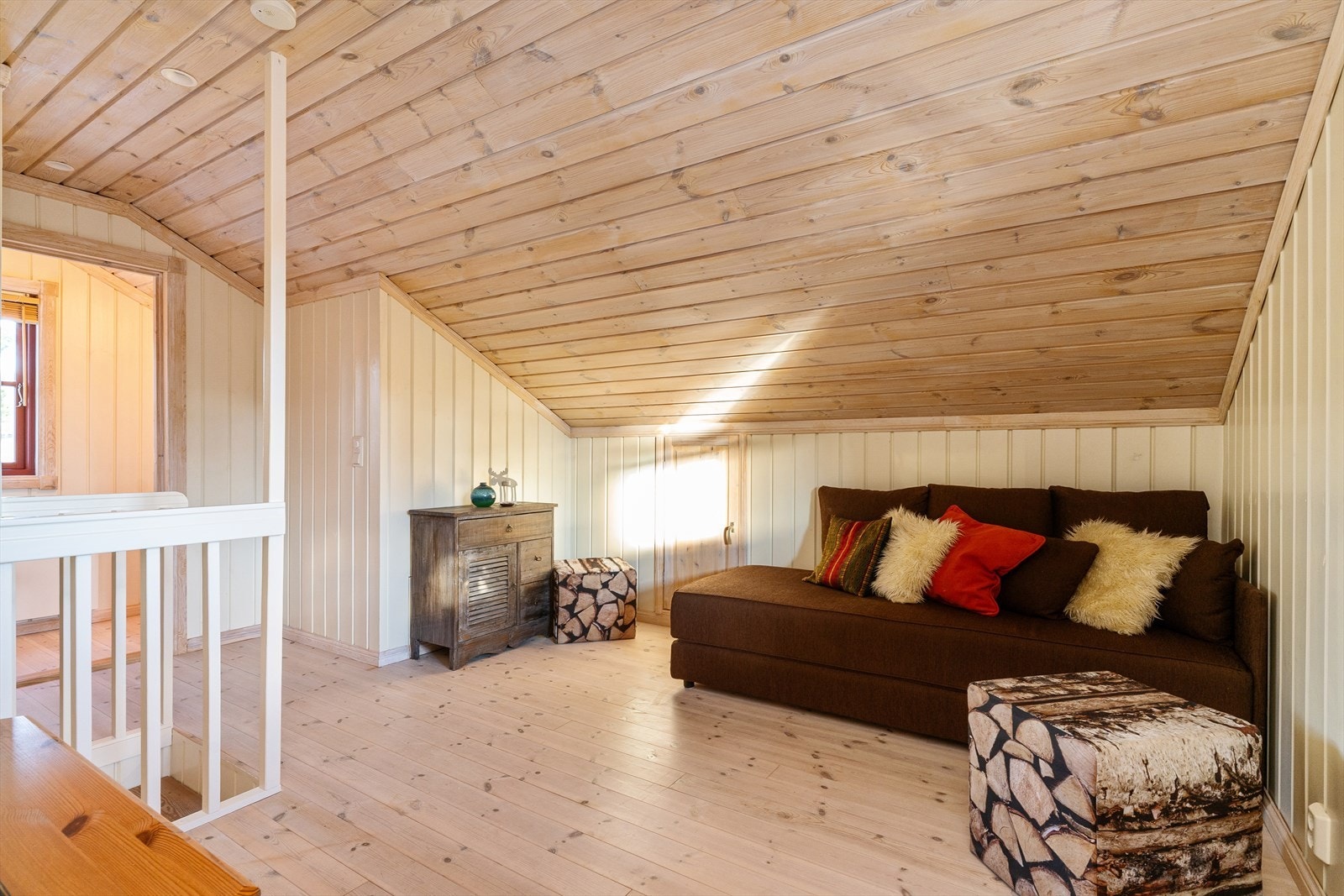 I 2. etasje finnes en hyggelig tv-stue som er et perfekt ekstra oppholdsrom, med god plass til både avslapning og sosiale aktiviteter. Galleribilde