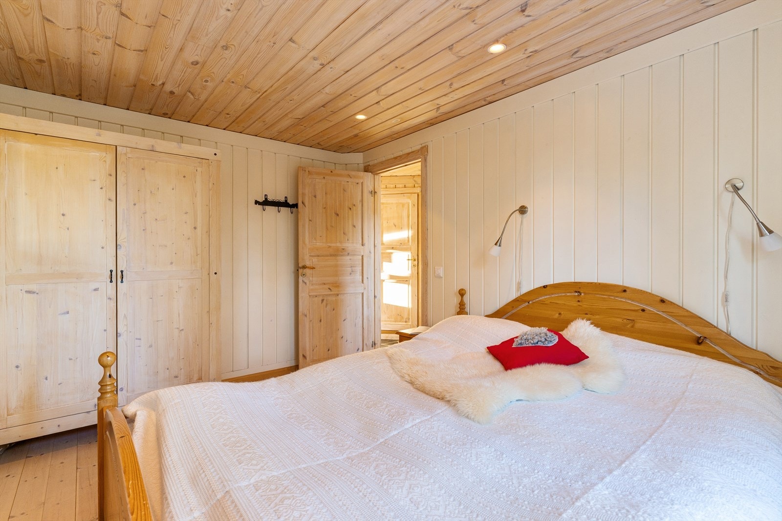 Hytta har totalt fem soverom, der to soverom ligger i første etasje mens de tre andre er i andre etasje. Galleribilde