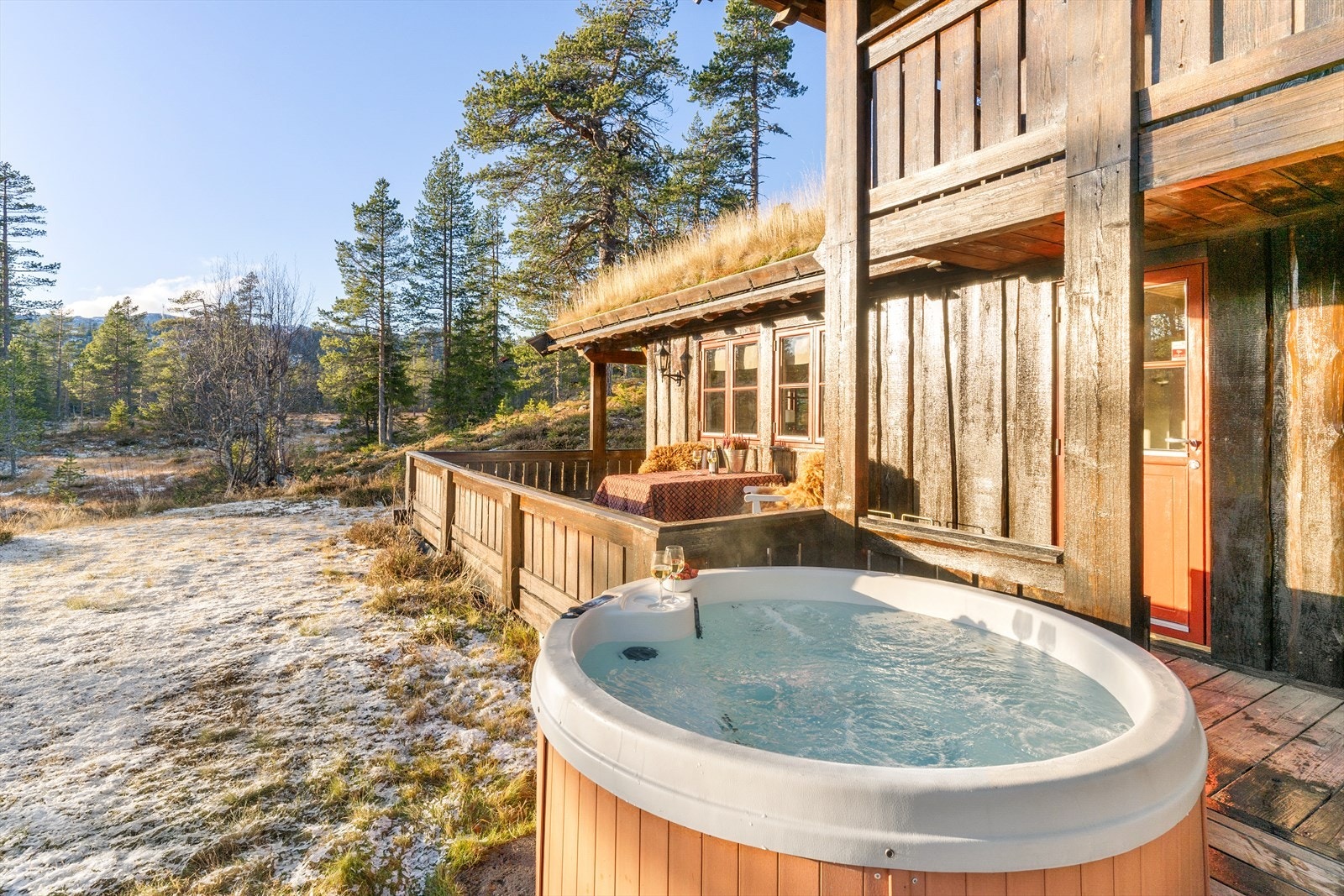 Deilig jacuzzi ved terrassen. Galleribilde