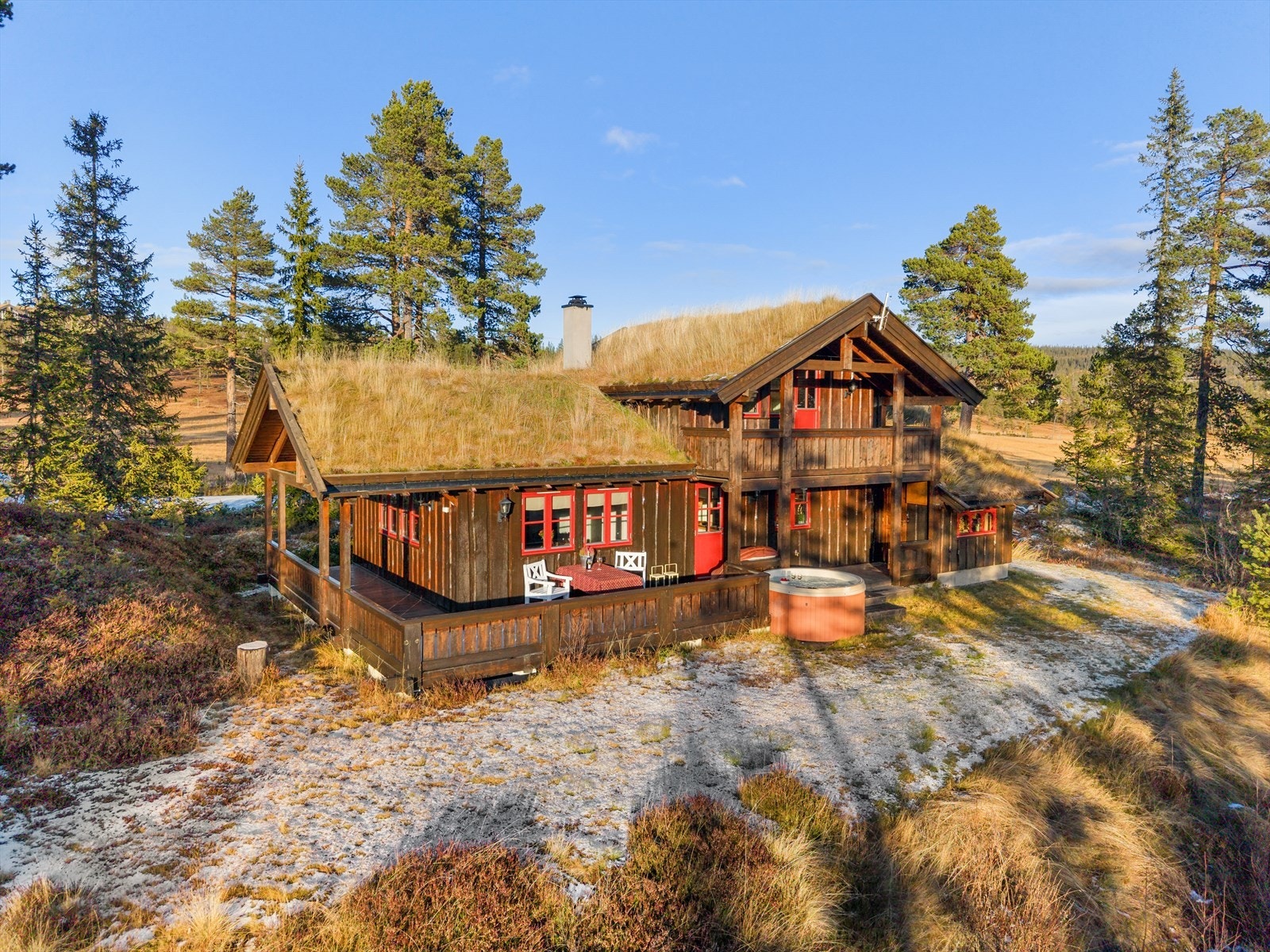 Helårs bilvei helt frem til hytta og solrik og lun terrasse på 33 kvm. Galleribilde