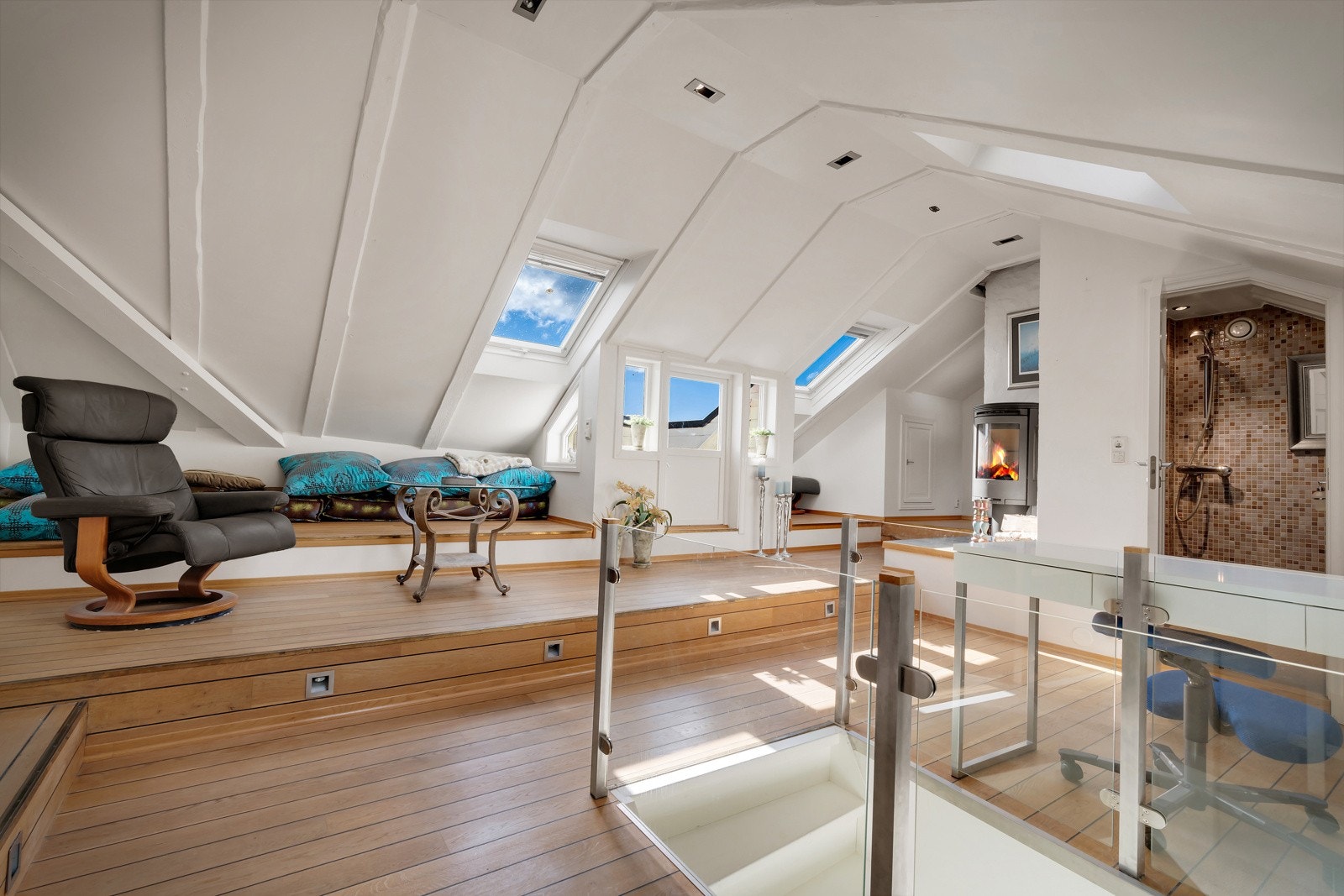 - Loft med stue/kjøkken, bad, soverom, bod og utgang til takterrasse -