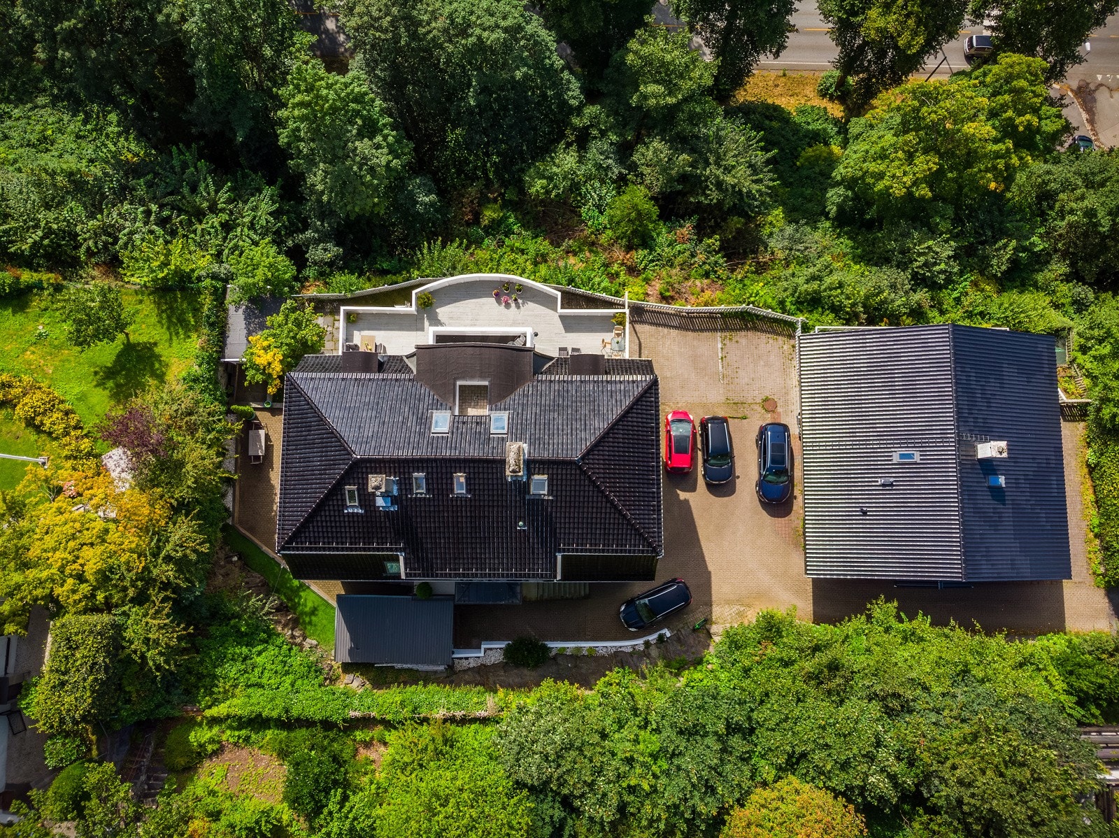 - Tomten er pent opparbeidet med belegningsstein, skifer, innslag av plen og beplantet med ulike prydbusker som gir et grønt og trivelig utemiljø -