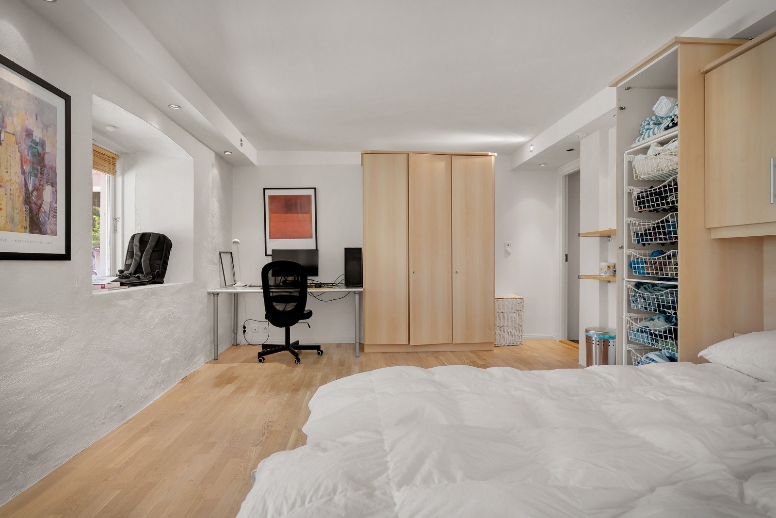 - Underetasjen har to separate leiligheter med egne innganger -