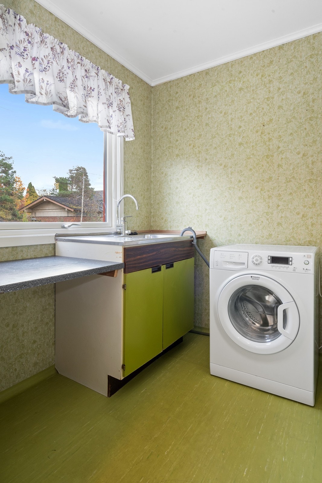 Grovkjøkken/vaskerom! Galleribilde