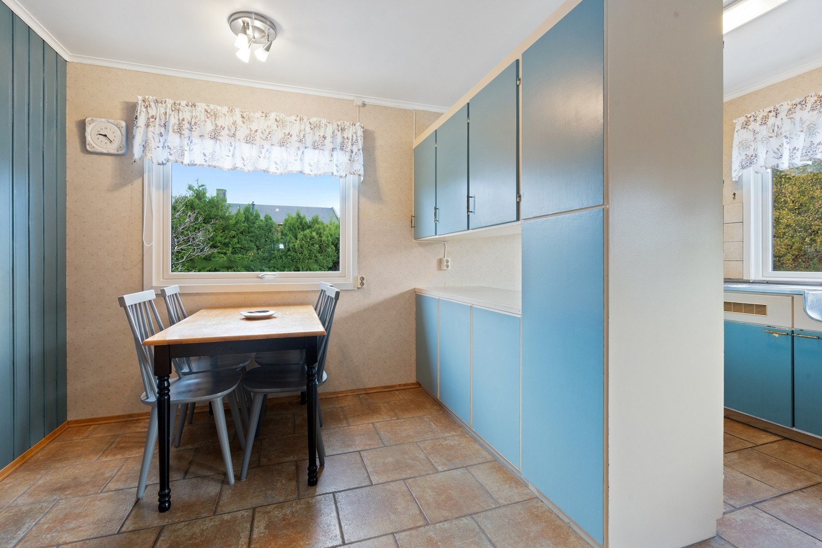 Romslig kjøkken med plass til spisebord! Galleribilde