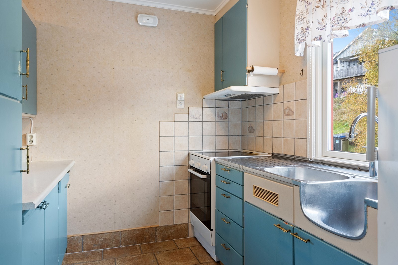 Eldre kjøkken med mulighet for modernisering Galleribilde