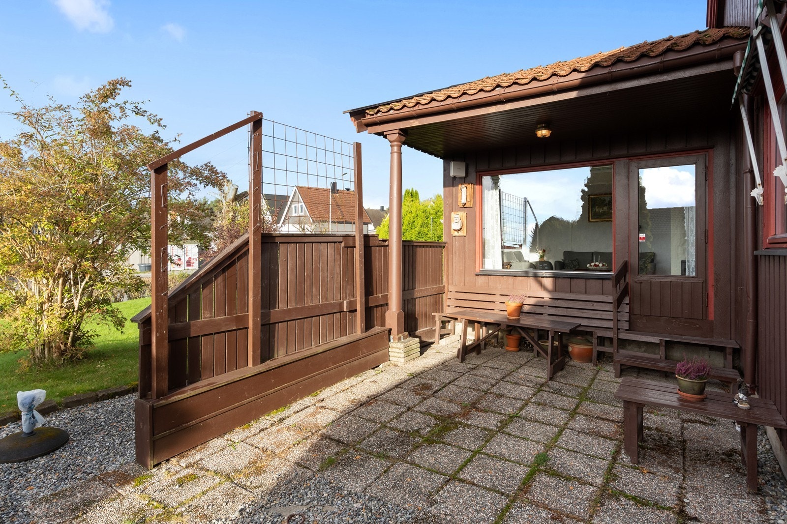 Hellelagt platting med utgang fra stue, ca. 22 kvm. Galleribilde