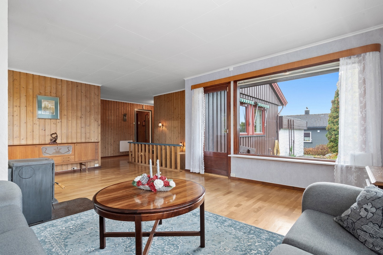 Store vindusflater som slipper lyset inn. Galleribilde