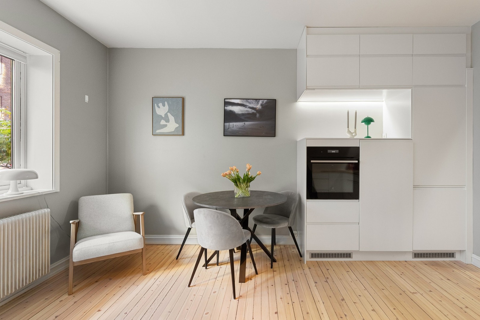 Rommet har også plass til spisebord. Galleribilde