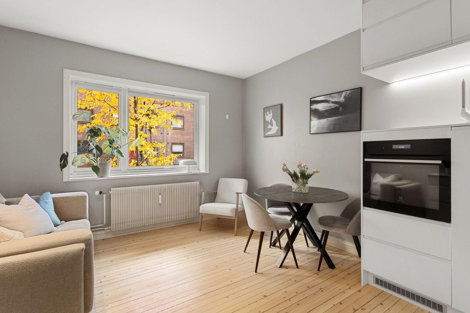 Dette er en flott 3-roms leilighet beliggende i en høy og tilbaketrukket 1. etasje. Galleribilde