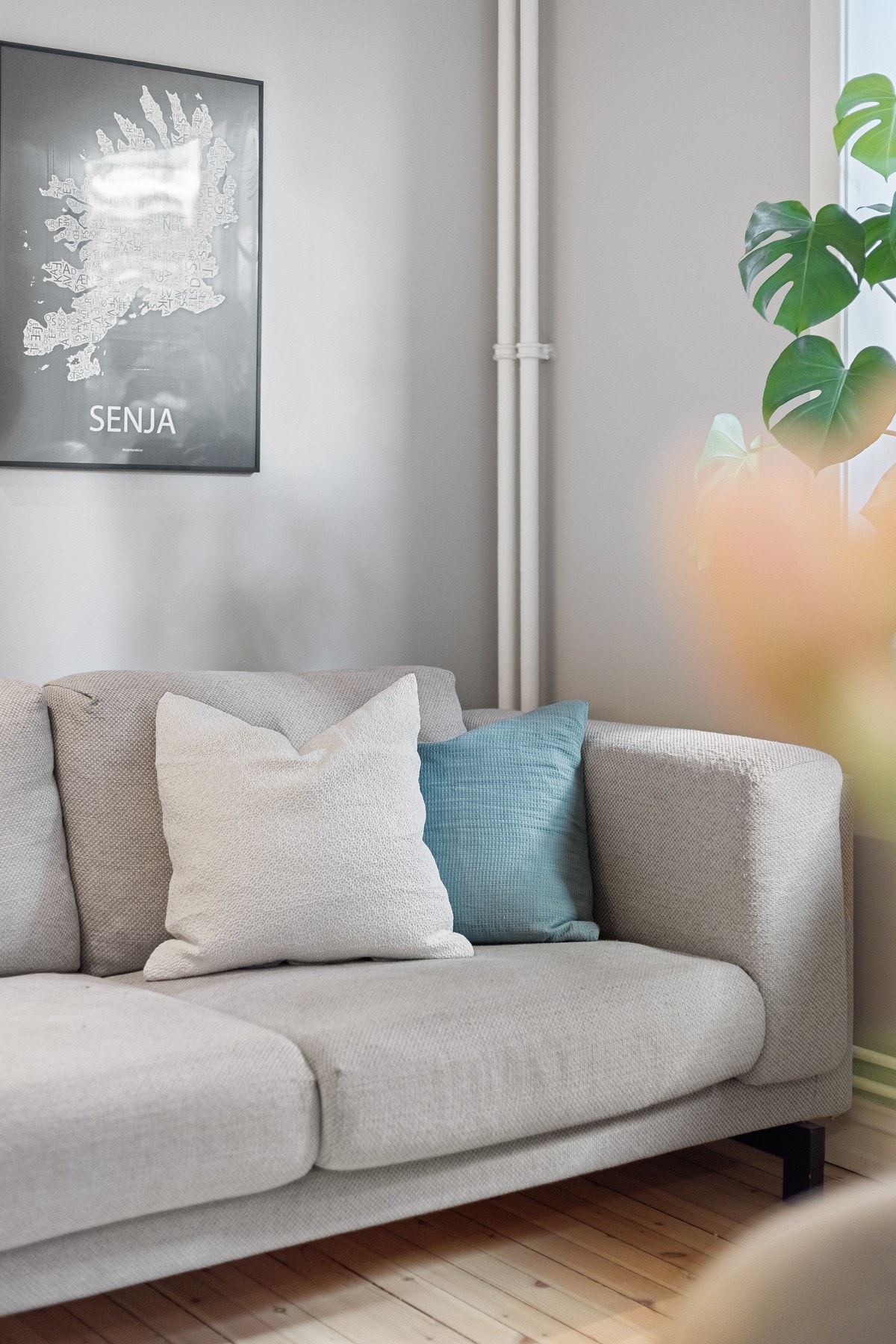 Stuen byr på plass til sofa, salongbord og mediemøblement. Galleribilde