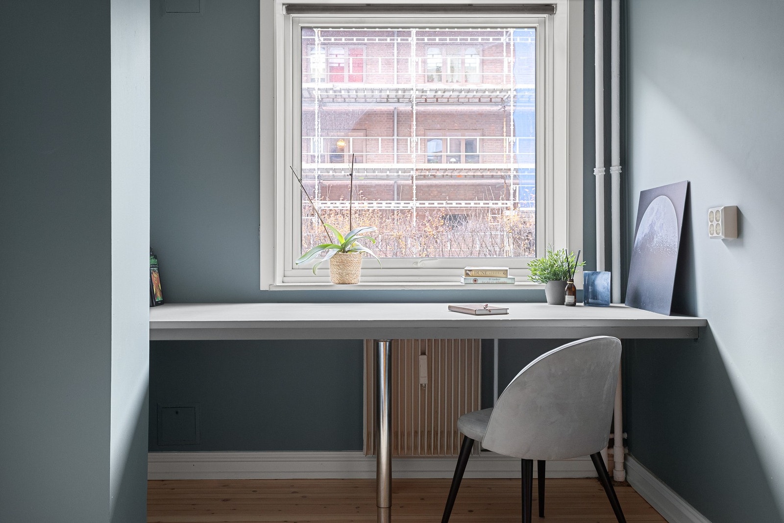 Plassbygget skrivebord ved vinduet gjør det supert å ha kontoret her. Galleribilde