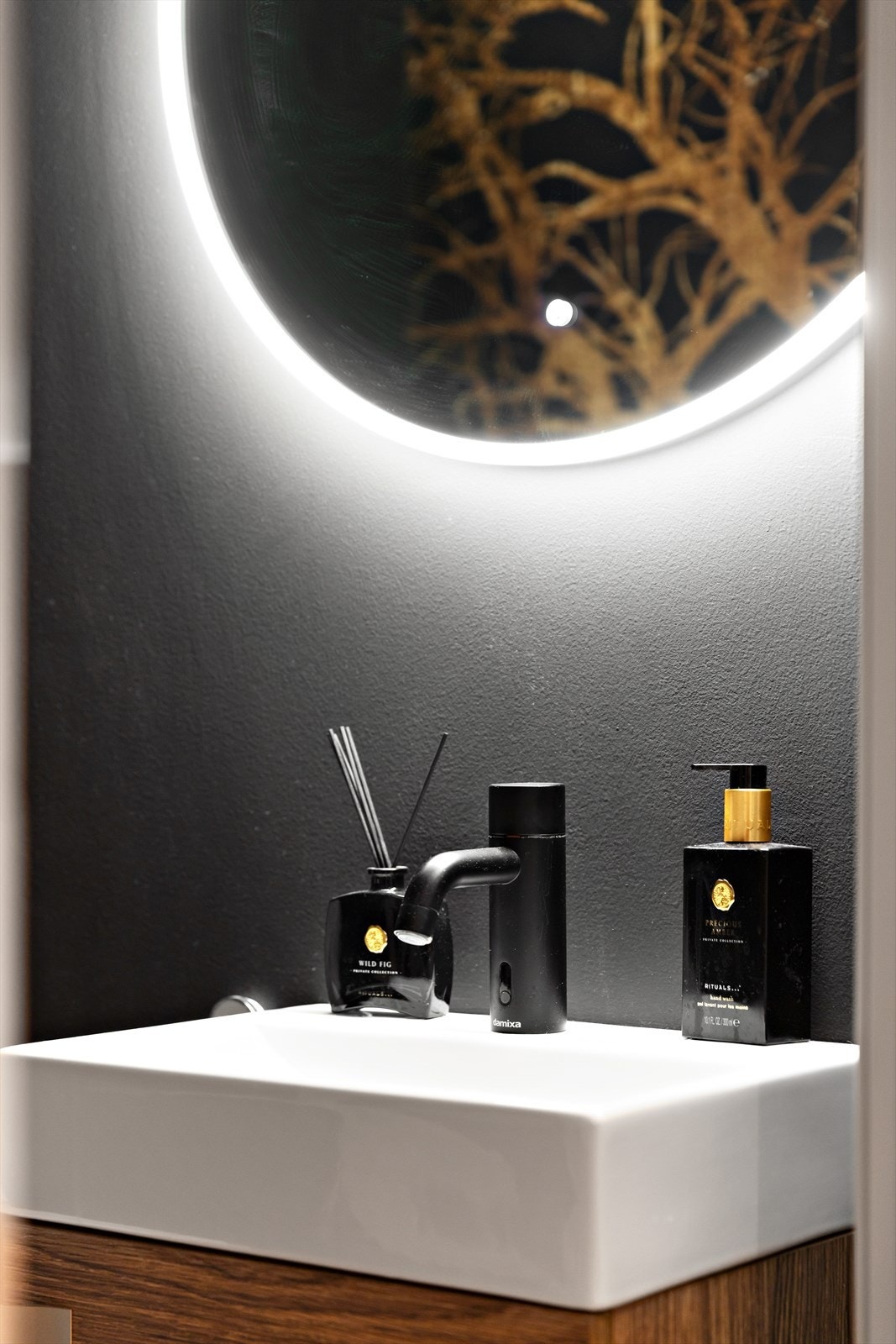 Her finner du servant med speil, toalett og moderne belysning. Galleribilde