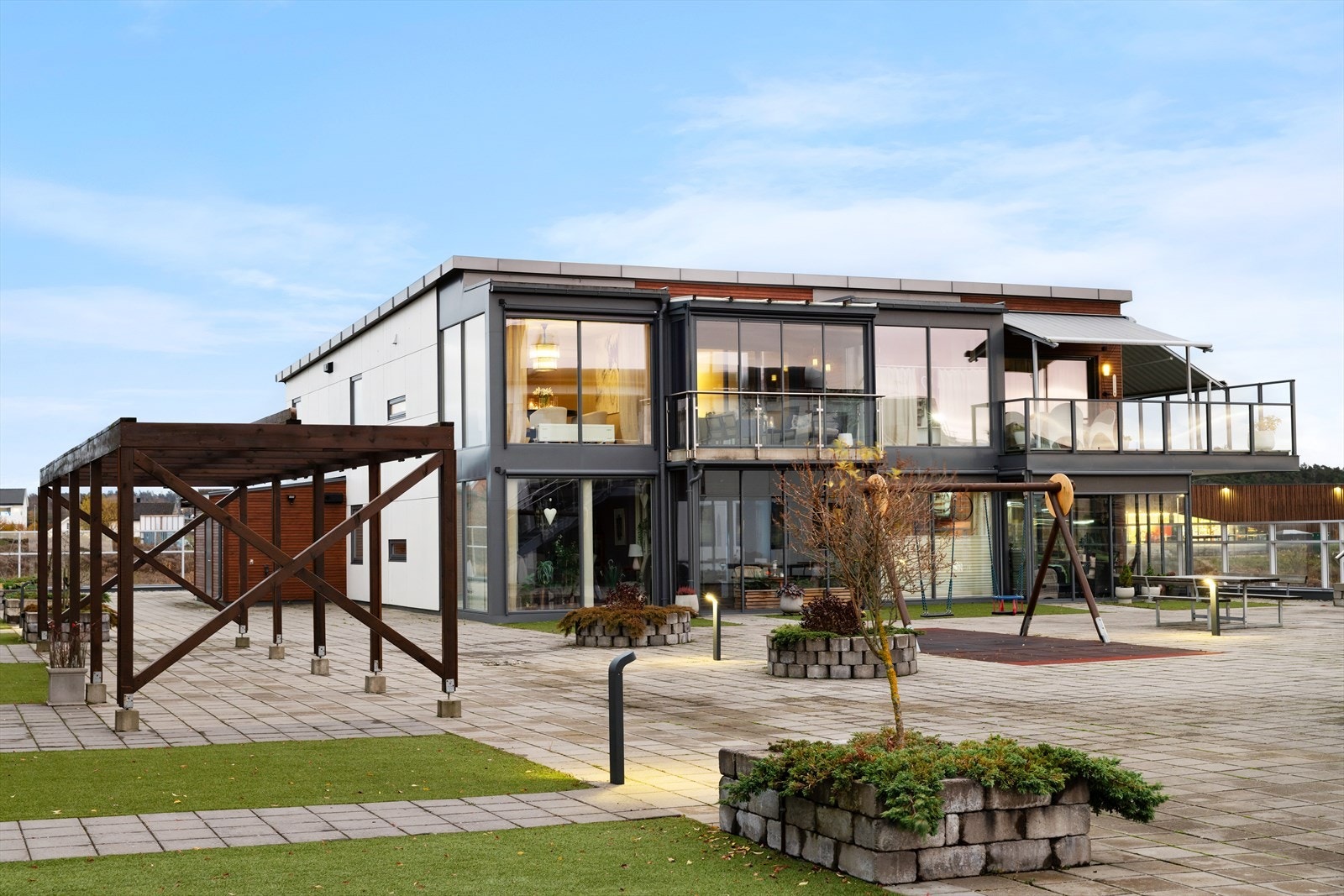 Yttervegger er oppført med isolert bindingsverk av tre, utvendig kledd med fasadeplater og trekledning. Galleribilde