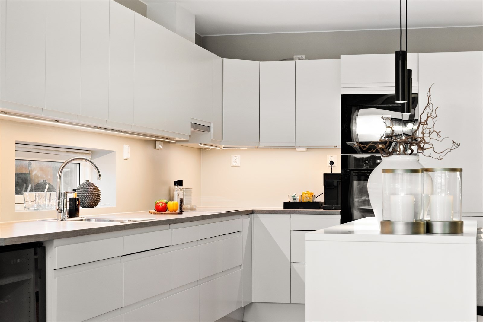 Kjøkkenet har laminert benkeplate med nedfelt vask og platetopp, rikelig med skapplass, integrert kombiskap, oppvaskmaskin, micro og stekeovn, frittstående vinskap. Galleribilde