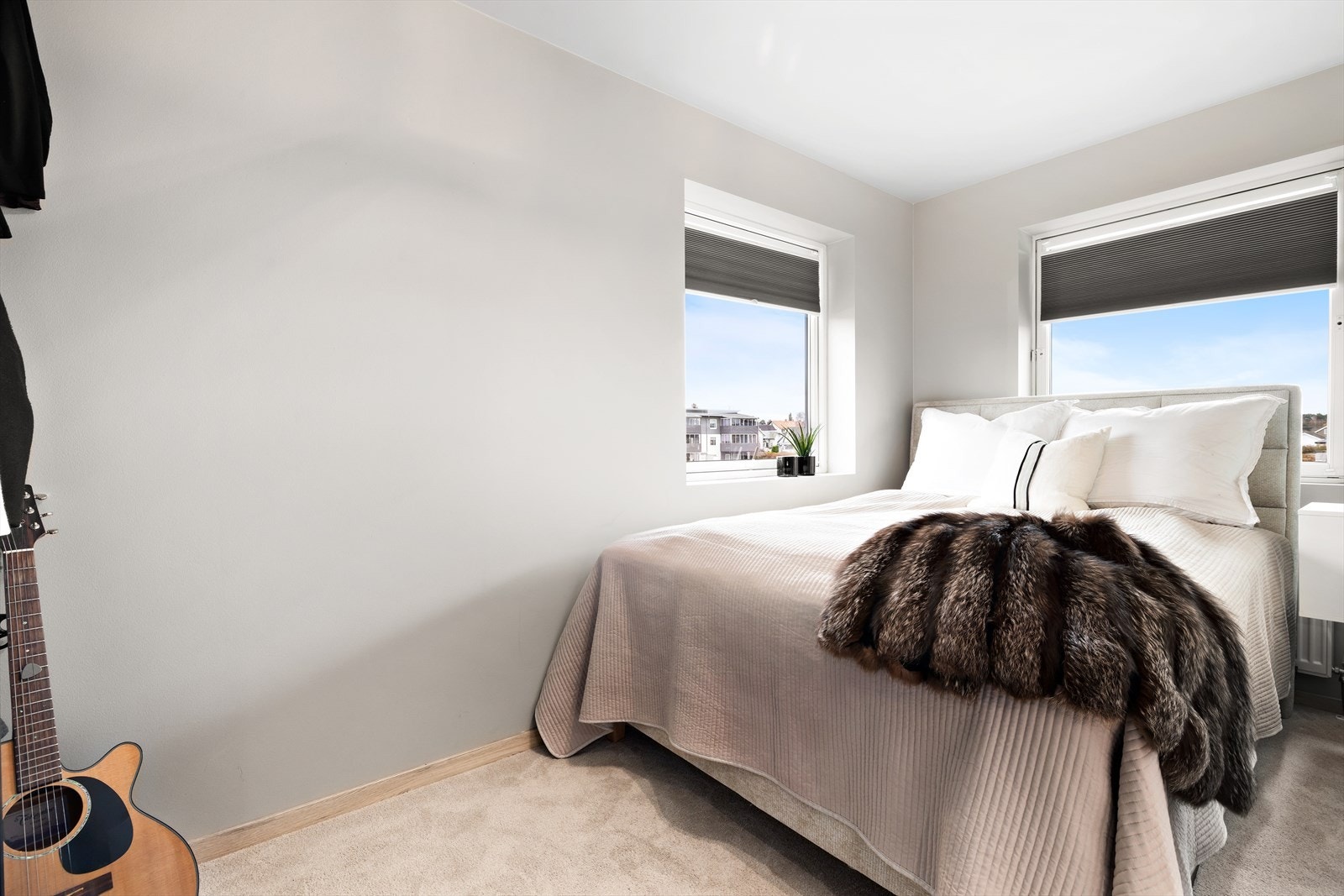 Romslig hovedsoverom med god plass til dobbeltseng, nattbord og garderobeskap. Galleribilde