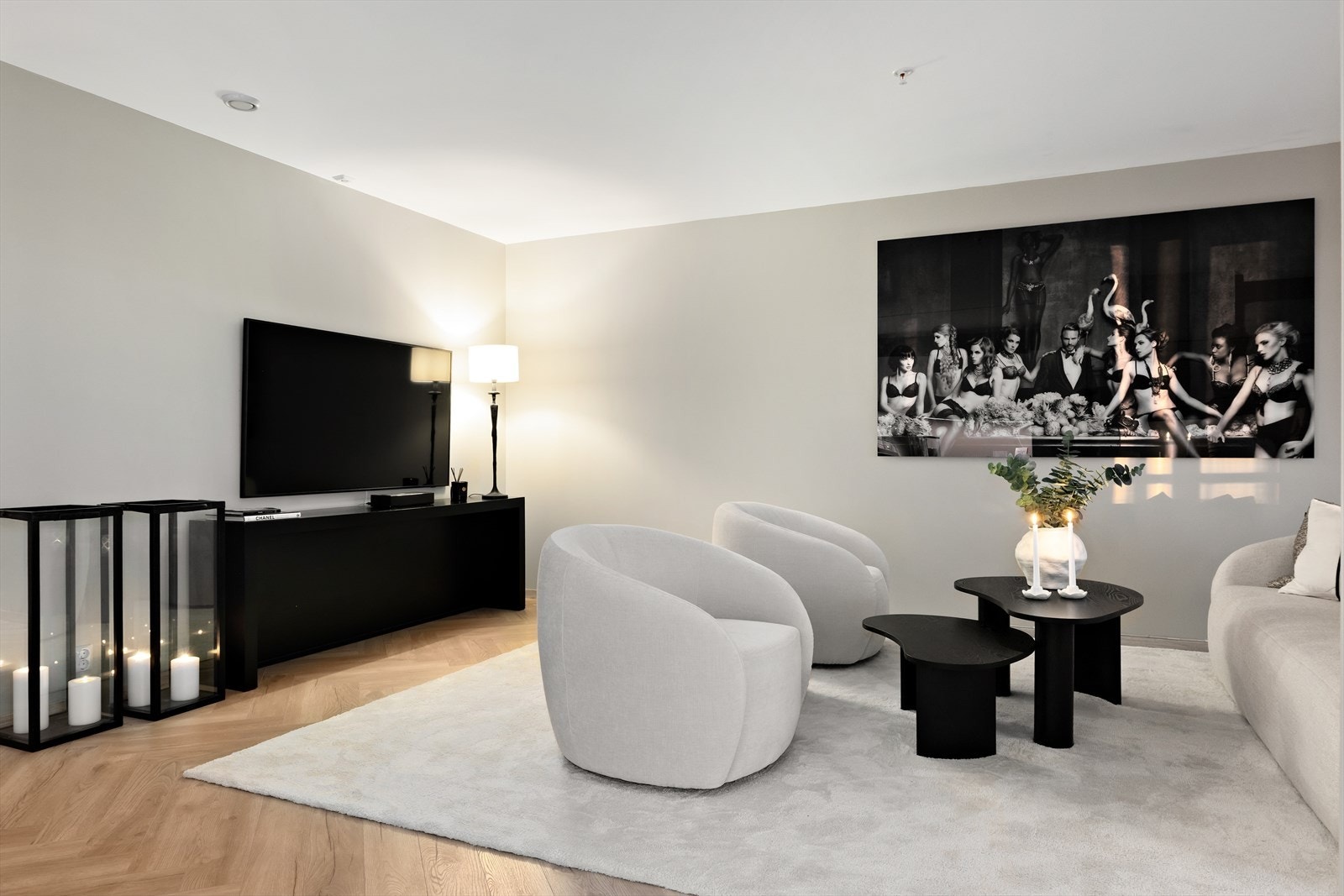 Fra leiligheten er det gangavstand til dagligvare, apotek, bakeriutsalg med kafé, offentlig kommunikasjon, m.m. Det er gode turmuligheter ved Sorgenfri-dammen og Glommastien. Galleribilde