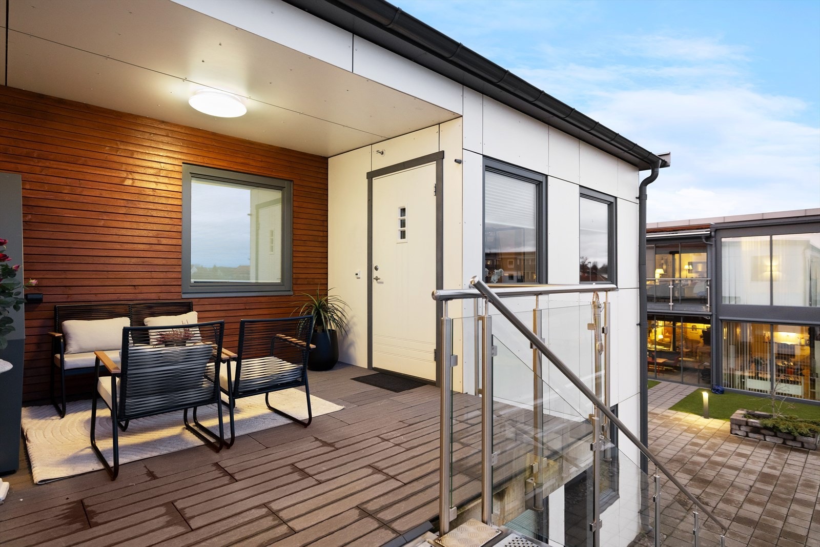 Boligen har også platting ved inngangsparti mot øst, betongdekke med komposittmateriale på gulv. Galleribilde