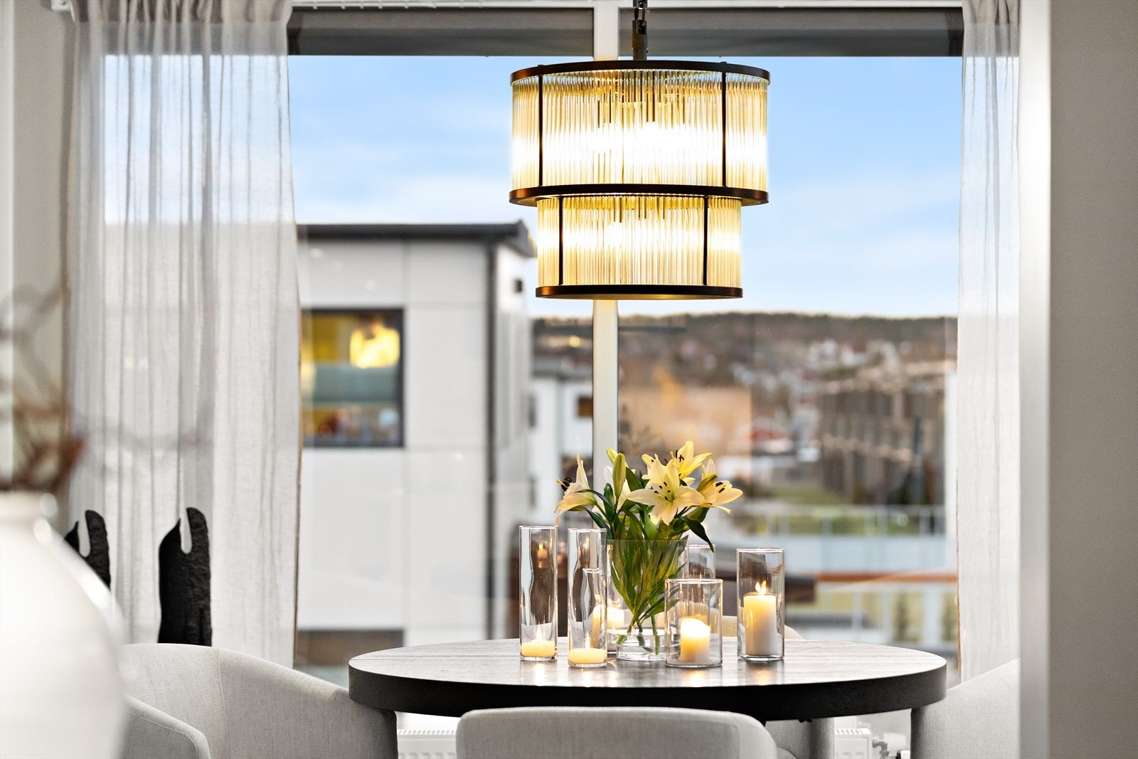 Leiligheten ligger i byggets 2. etasje med adkomst via utvendig trapp. Det medfølger egen parkeringsplass i carport med el-billader. Galleribilde