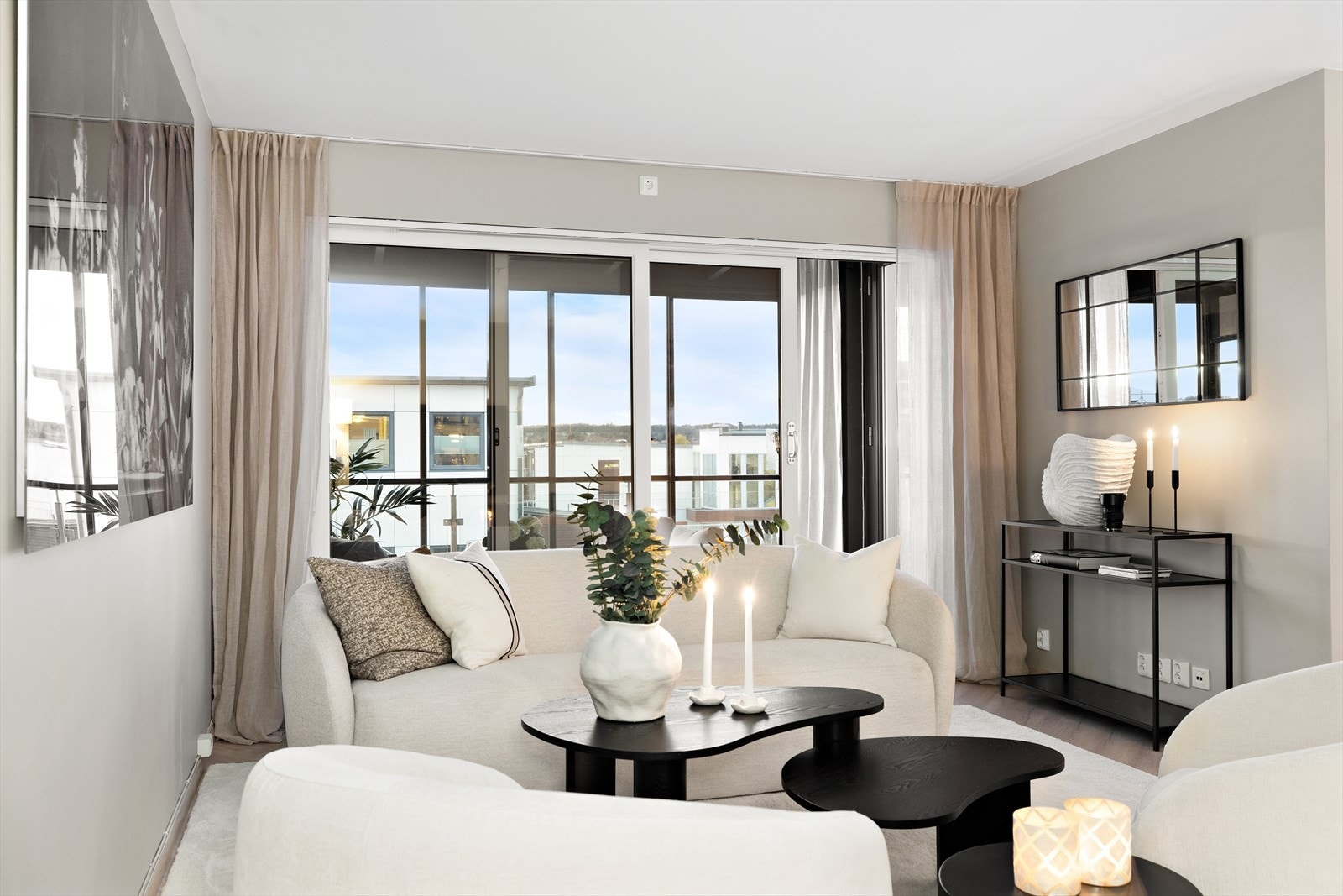 Leiligheten holder god standard i et bygg fra 2017 og byr bl.a. på store vinduer, åpen stue-/kjøkkenløsning med stilrent kjøkken, flislagt bad med vannbåren gulvvarme, toalettrom og tre gode soverom. Galleribilde