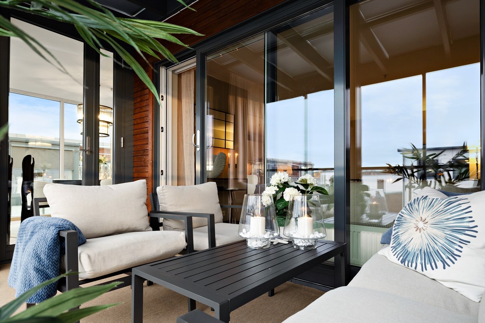 Den innglassede balkongen fungerer som en lun og trivelig forlengelse av stuen, og gjør det mulig å nyte uterommet store deler av året - uansett vær og vind. Galleribilde