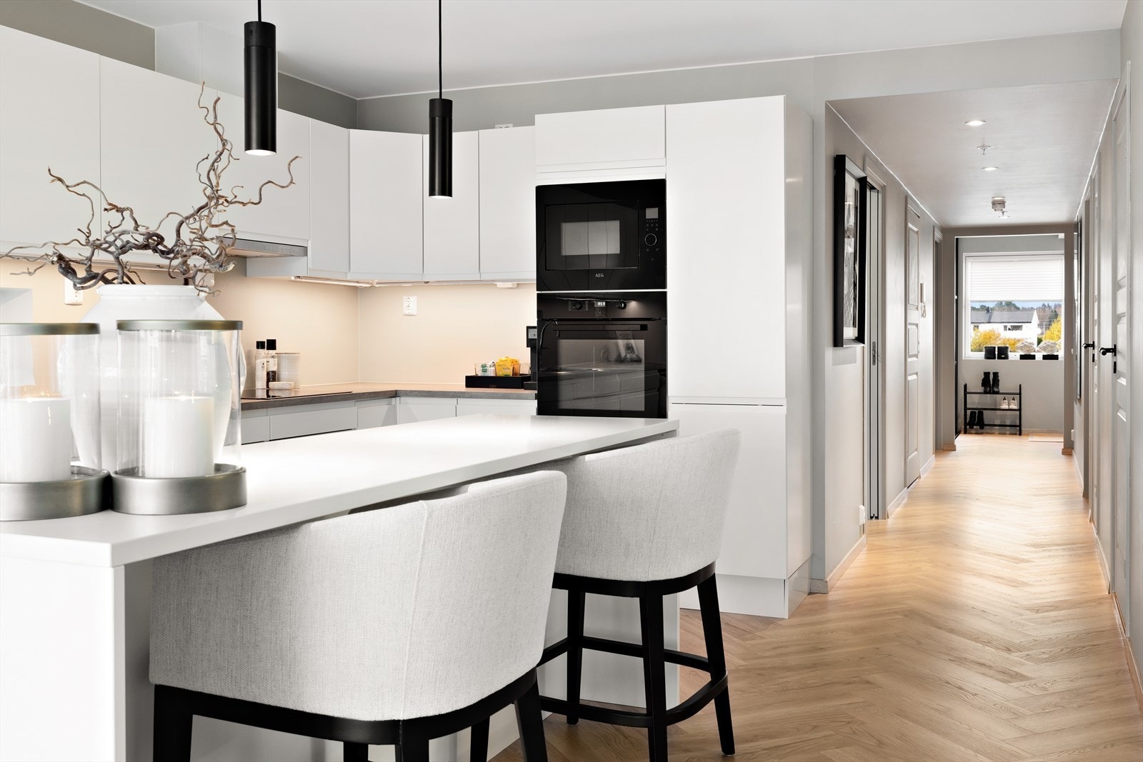 Praktisk kjøkkenøy som skaper både ekstra benkeplass og en naturlig samlingsplass. Galleribilde