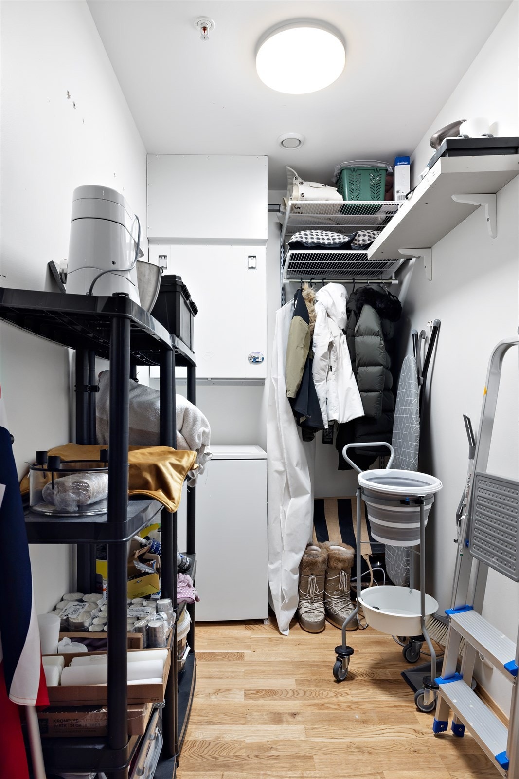 Praktisk innvendig bod. Perfekt for alt du ønsker å lagre lett tilgjengelig. Galleribilde