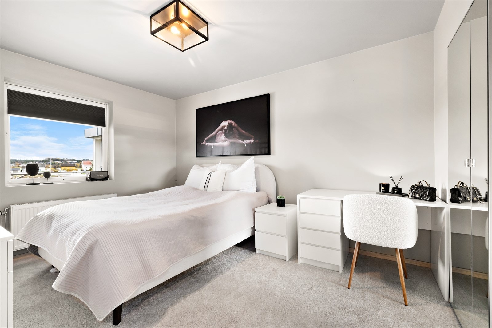 Rommet har en lun og rolig atmosfære, og direkte tilgang til egen walk-in garderobe. Galleribilde