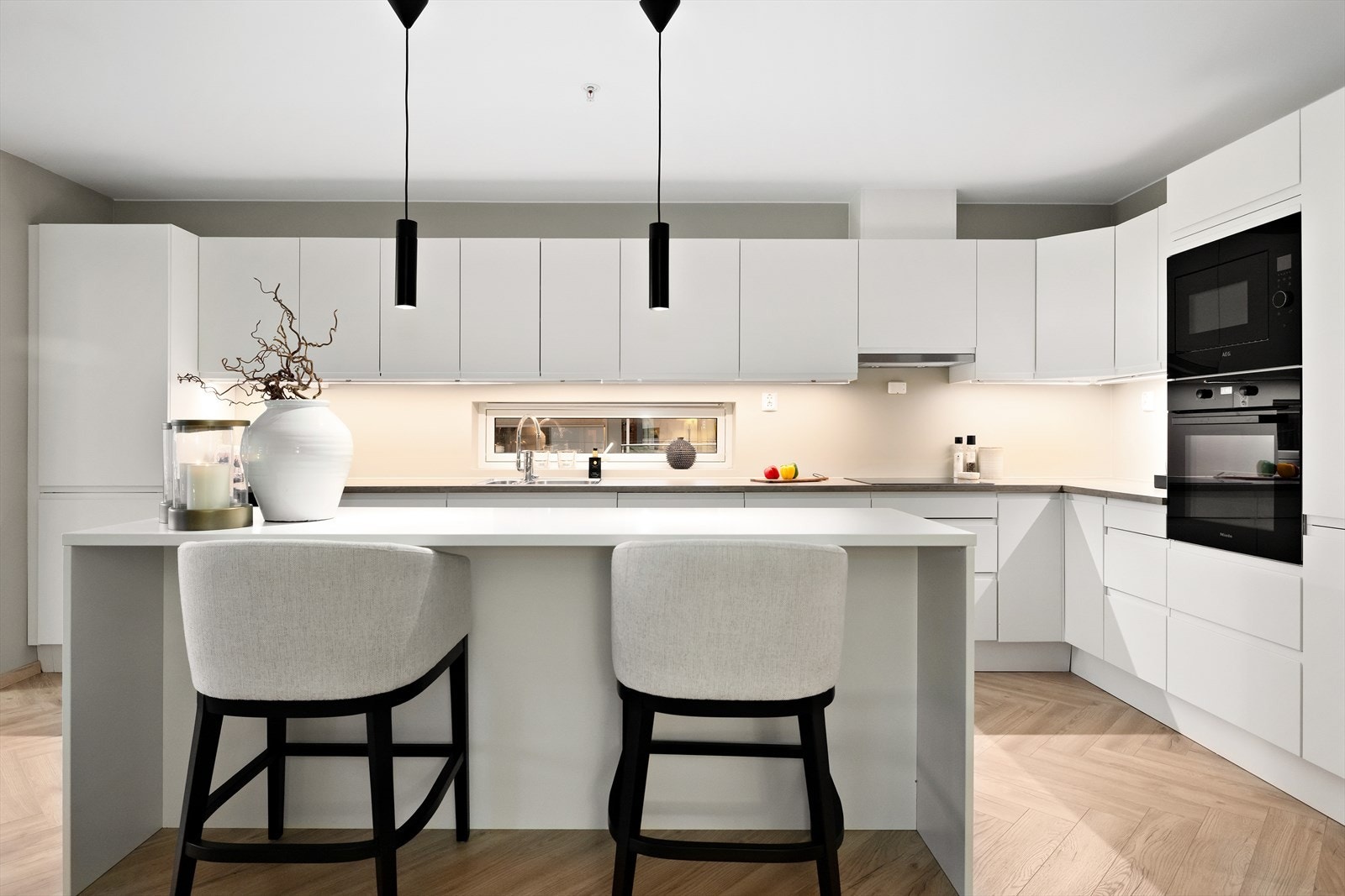 Det er mekanisk ventilator med trykkvakt og avtrekk ut. Galleribilde