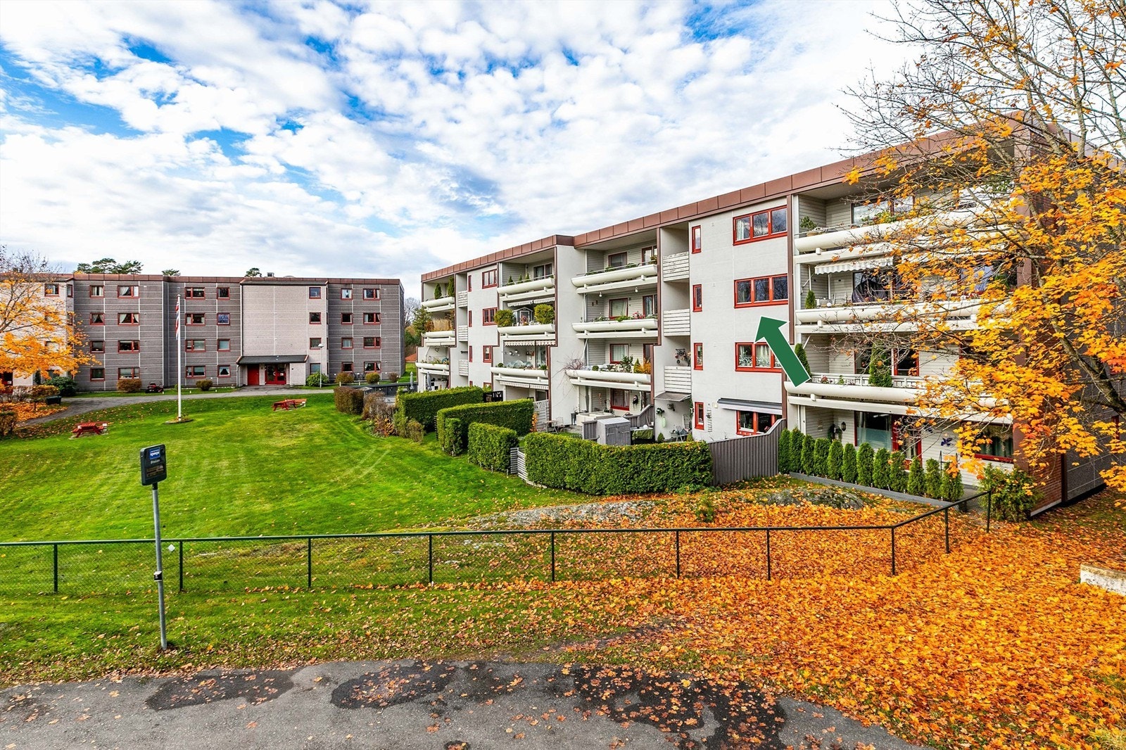Denne leiligheten finner du i tredje etasje, en plassering som er både luftig og lite utsatt for innsyn fra omgivelsene. Galleribilde