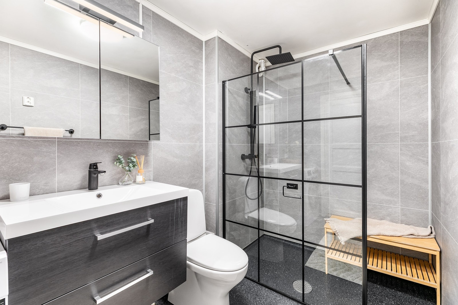 Badet ble i 2020 pusset opp med nye overflater og nytt sanitærutstyr. I gulvet er det elektrisk varme. Galleribilde