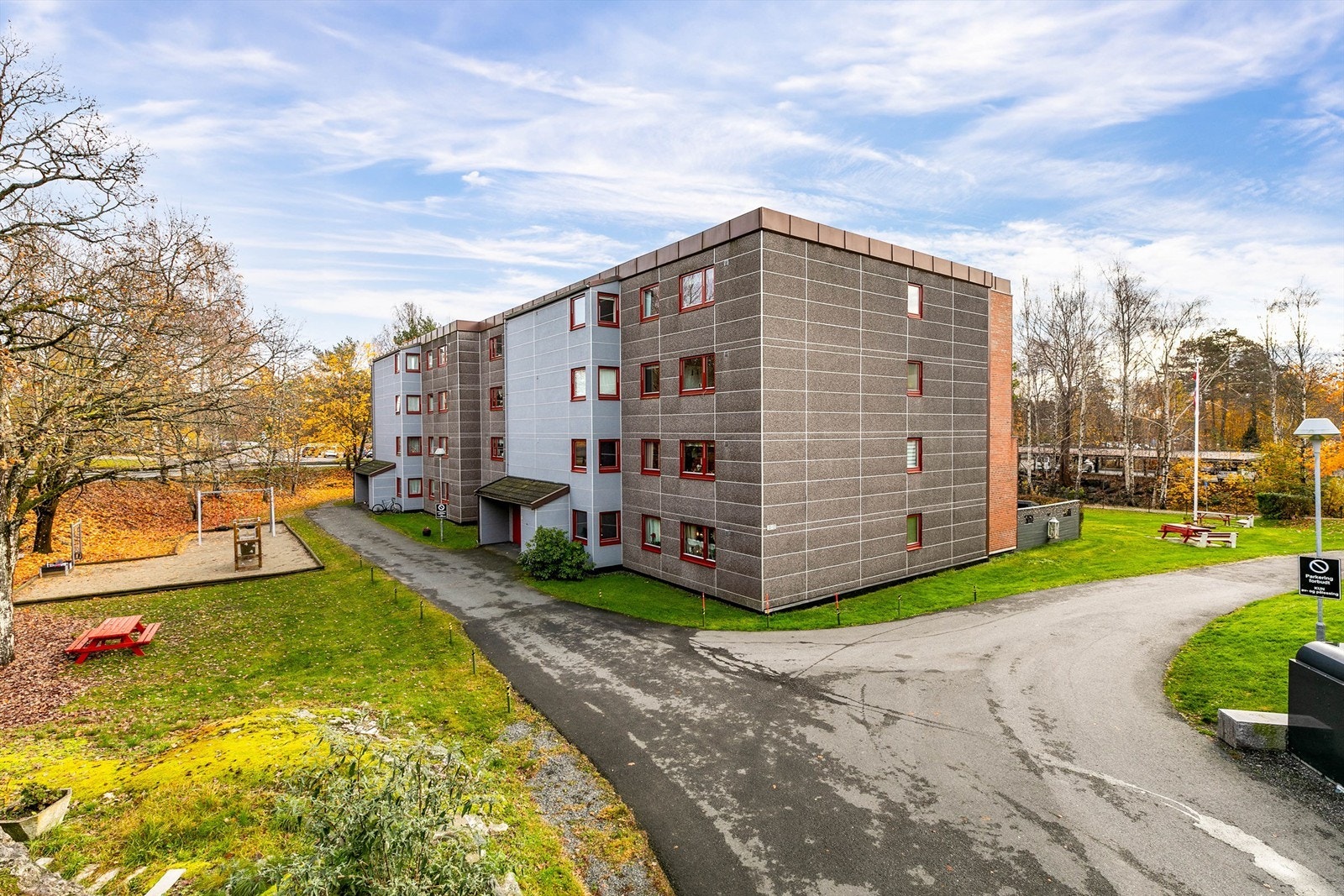 Leiligheten disponerer parkeringsplass i felles garasjeanlegg. Det er mulig å kjøre frem mot inngangspartiene for av- og pålessing. Galleribilde