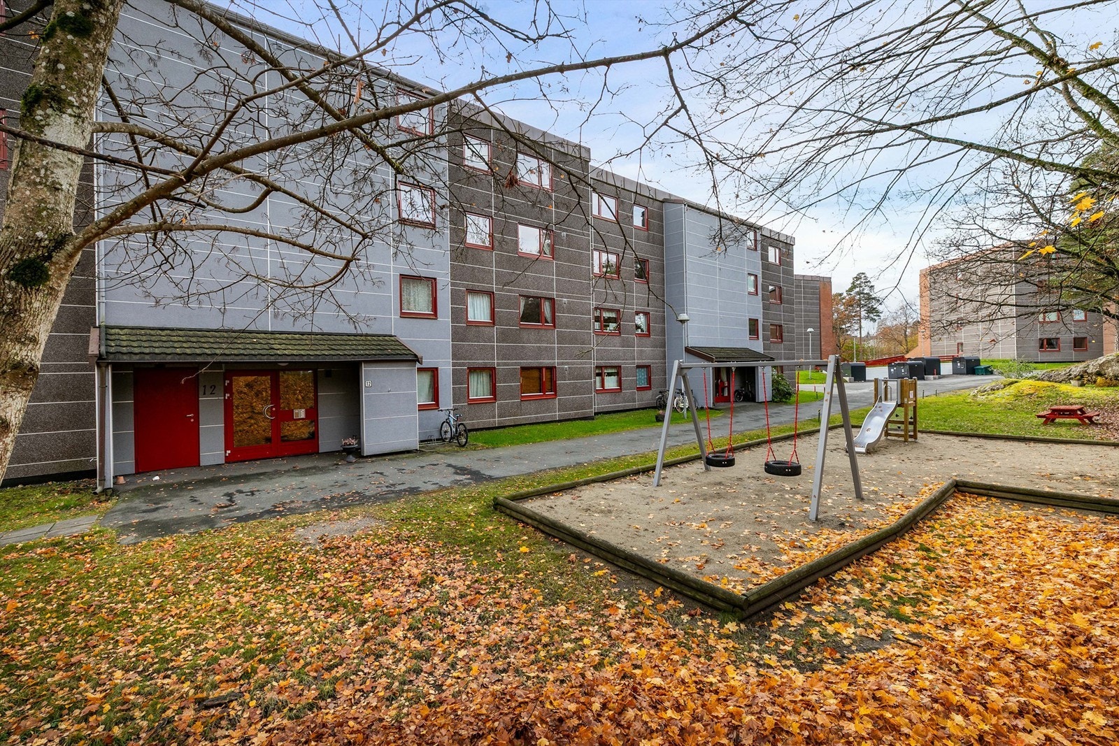 Fellesarealene rundt blokkene holdes velstelt i regi av borettslaget. Galleribilde