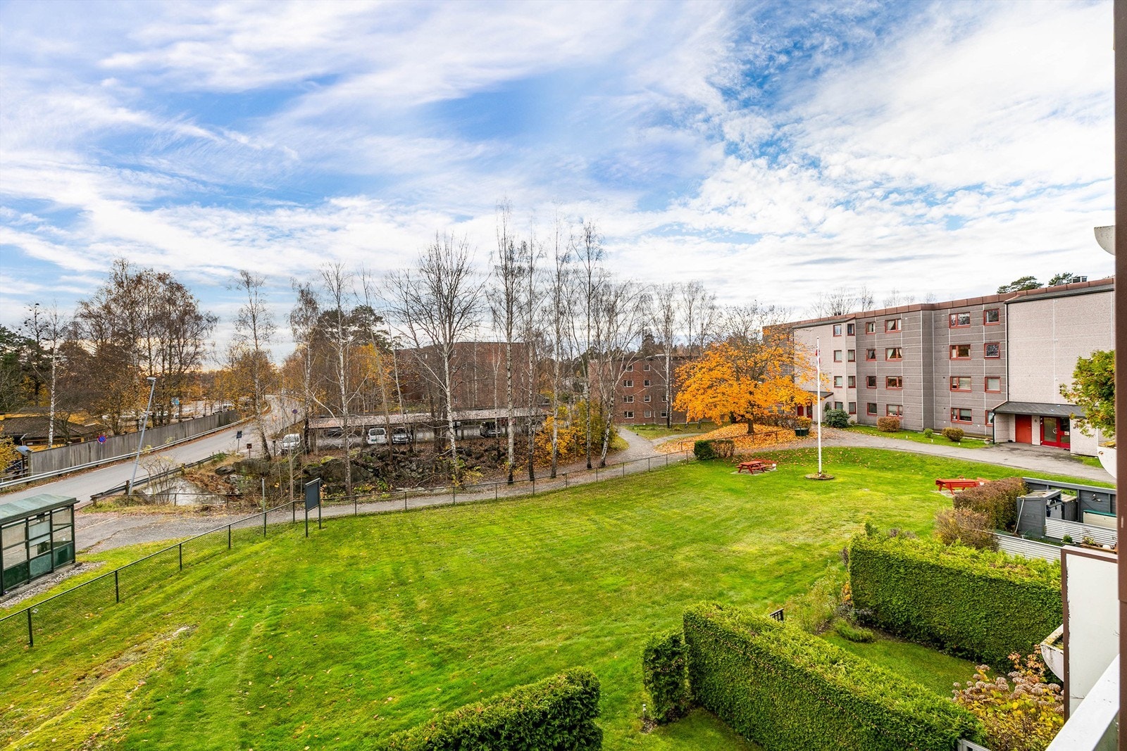 Utsyn til skogholt og borettslagets grønne fellesarealer sees både innendørs og ute på verandaen. Galleribilde