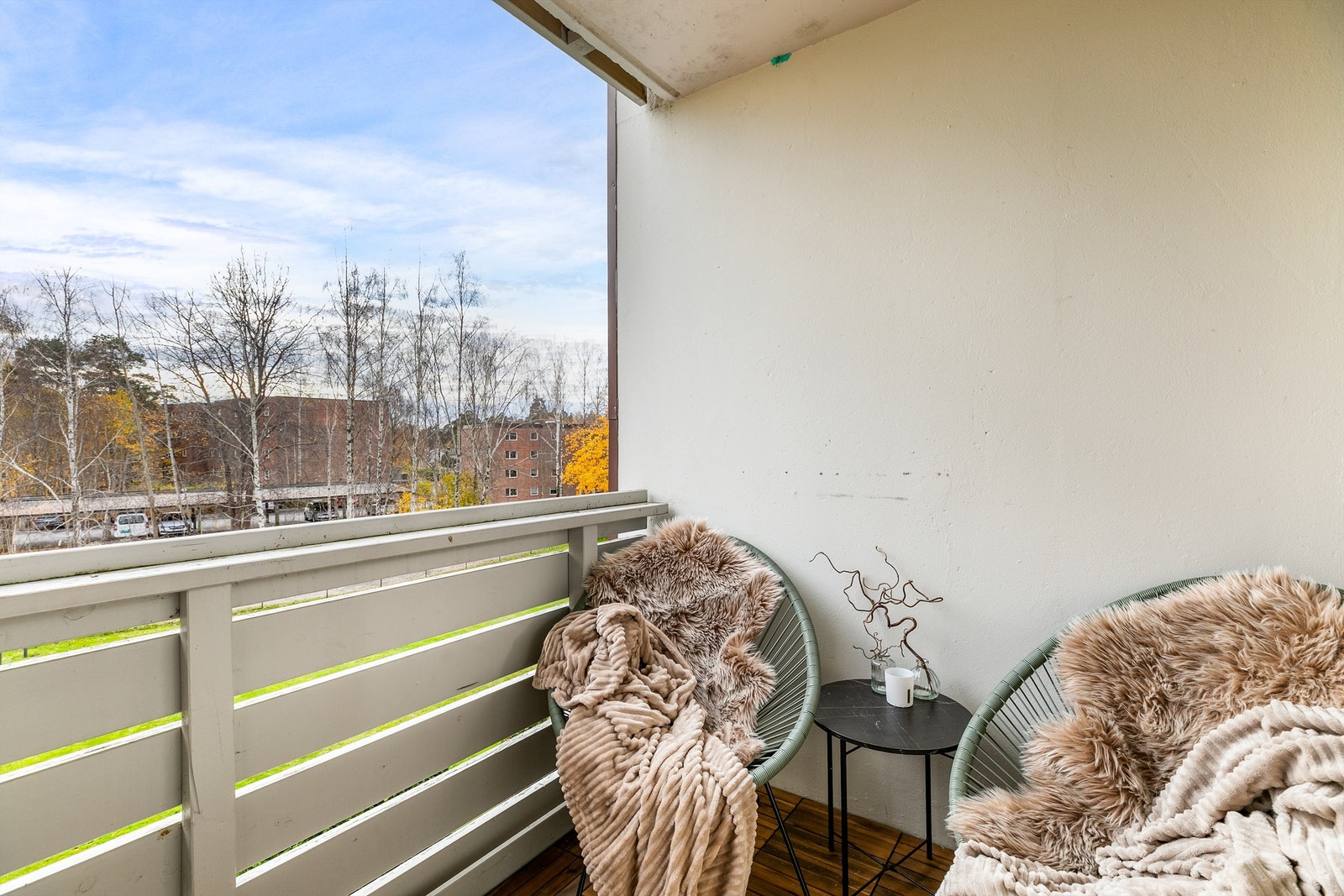 Leiligheten er i sin helhet orientert mot syd. På verandaen sitter du henvendt mot solens gang store deler av dagen. Galleribilde