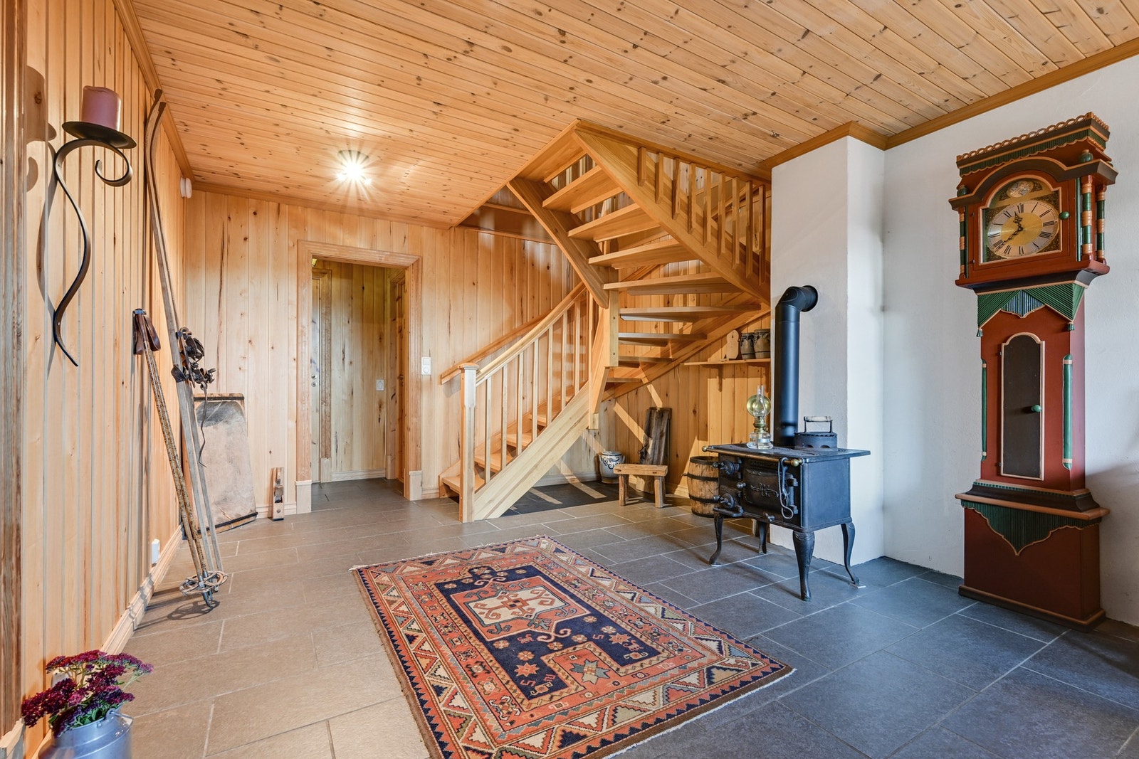 Vedkomfyr i hallen blir fjernet før salg (kan evt. medfølge etter avtale). Videre inn er det i tillegg en romslig bod. Galleribilde