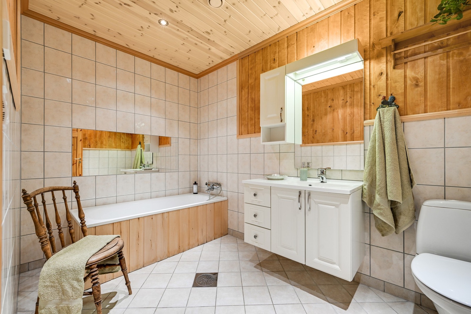 Man kan dra nytte av to ulike baderom, hvorav dette befinner seg i første etasje med et badekar for avslapning. Galleribilde